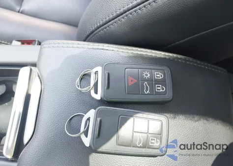 2017 Volvo Xc60 T6 Inscription z USA, uszkodzony, nr VIN YV449MRUXH2134516